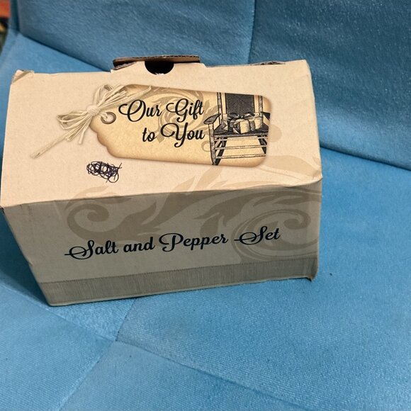 Cracker Barrel Salt And Pepper Shakers, Bunnies, Rabbits, In Carrot Car - Picture 2 of 7